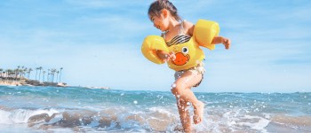 Kind spelen strand